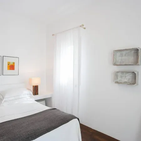 On The Rocks - The Main House - Serviced *